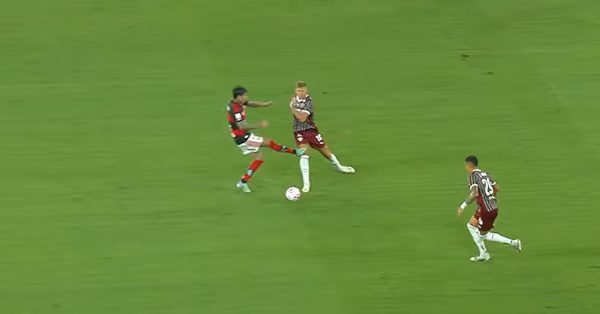 Novamente ajudado, Flamengo chega a 8 pontos somados com erros do apito