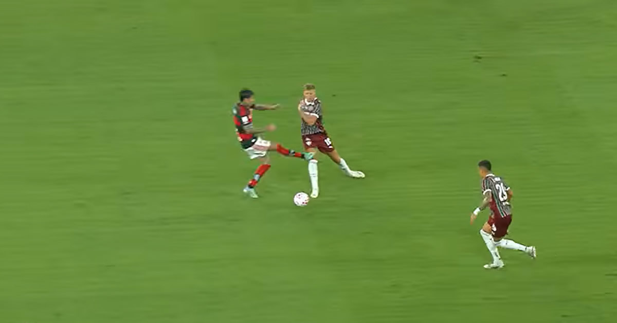 Novamente ajudado, Flamengo chega a 8 pontos somados com erros do apito